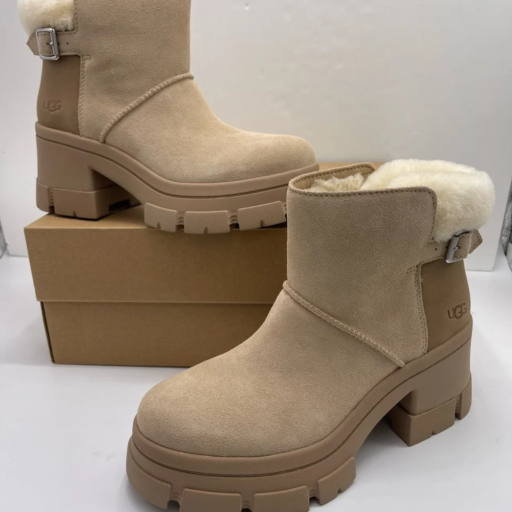 UGG Women's W BROOKLYN BUCKLE PLATFORM HIGH HEELS BOOTS SAND Tan Ankle Boots